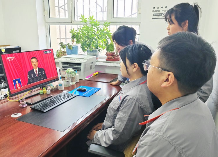 0306 路桥分公司党支部组织党员干部收听收看全国“两会”直播盛况 (3)_副本.jpg